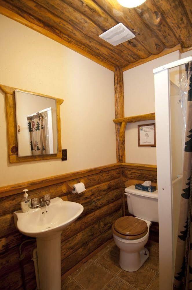 Moose Track Adventures Resort Winton Buitenkant foto